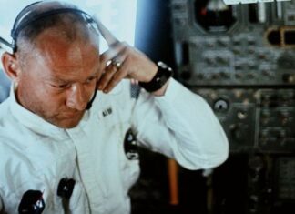 Jacheta lui Buzz Aldrin, astronautul care a ajuns prima dată pe Lună, vândută cu 2, 8 milioane de dolari Jacheta