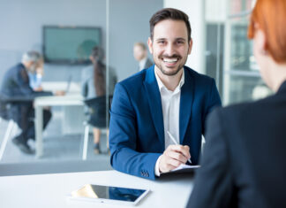 Ordin de la primar: toți angajații trebuie să zâmbească în timp ce interacționează cu publicul