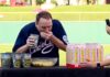 (Video) ”Mâncător” profesionist: Un bărbat a bătut recordul mondial, devorând 32 de cutii de popcorn, în doar 8 minute Captură video Youtube