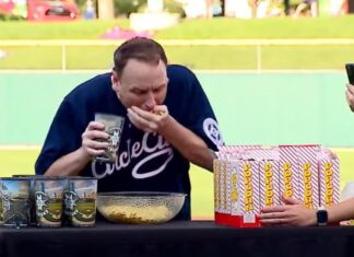 (Video) ”Mâncător” profesionist: Un bărbat a bătut recordul mondial, devorând 32 de cutii de popcorn, în doar 8 minute Captură video Youtube