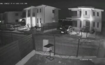 Hoțul care terorizează Clujul! Intră în curțile oamenilor, se plimbă nestingherit chiar și cu proprietarii în casă. Localnicii fac propria anchetă. Ar fi vorba de un individ care, acum câteva luni, a dat lovituri într-o comună întreagă din același județ