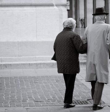 Alarmant: 75% dintre locuitorii din mediul rural sunt supraponderali sau obezi Batrini