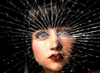 Narcisiștii sunt mult mai atrași de teoriile conspirației. Mai mult, aceștia le împărtășesc și le promovează, în mod constant Sursă foto: Pixabay