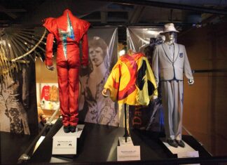 Un costum purtat de David Bowie va fi scos la licitație Sursă foto: Wikipedia/David Bowie