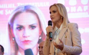 Firea: ”Copiii care riscă abandonul școlar sunt problema noastră, a întregii societăți” Foto: Facebook/Gabriela Firea