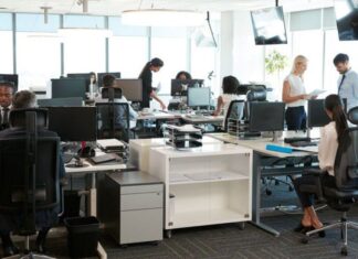 Creșterea salariului minim de la 1 ianuarie va conduce la falimentul IMM-urilor Angajati