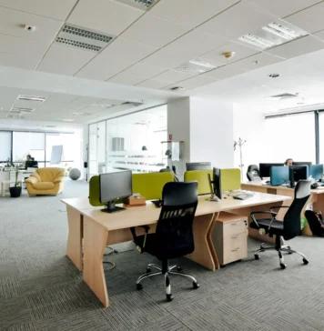 Angajații băncilor din Danemarca primesc pături ca să se încălzească la birou Birou de banca