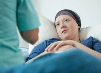 O tânără din Spania a supraviețuit la 12 tumori Tineri bolnavi