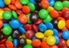 Ce înseamnă inițialele de pe punga cu bomboane M&M? Sursă foto: Pixabay