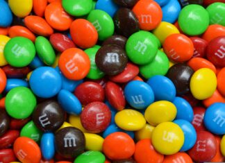 Ce înseamnă inițialele de pe punga cu bomboane M&M? Sursă foto: Pixabay