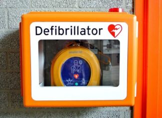 Defibrilatoare automate, montate în locuri publice aglomerate din municipiul Cluj-Napoca Defribilator automat