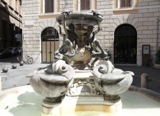 Turist american, amendat pentru că a mâncat înghețată pe treptele unei fântâni din Roma Fontana dei Catecumeni