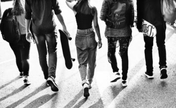 Educația sexuală reprezintă un subiect tabu pentru liceenii din România Tineri