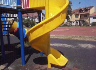 Joacă periculoasă: Doi copii au rămas blocaţi într-un tobogan aflat într-un parc din Giurgiu Tobogan