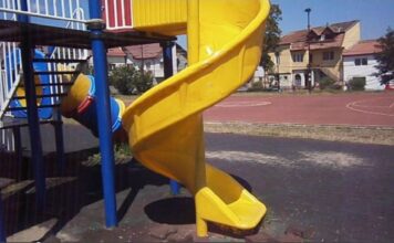 Joacă periculoasă: Doi copii au rămas blocaţi într-un tobogan aflat într-un parc din Giurgiu Tobogan