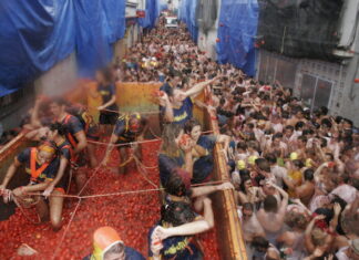 Mii de oameni au aruncat cu roșii la un festival din Spania Tomatina