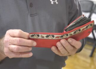 O poșetă din anii 1950 a fost descoperită în interiorul zidurilor unei școli Captură video/Facebook