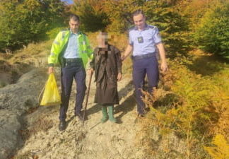 Bătrână rătăcită pe munte, salvată datorită unui apel telefonic neobișnuit Batrina Salvata