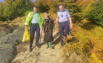Bătrână rătăcită pe munte, salvată datorită unui apel telefonic neobișnuit Batrina Salvata