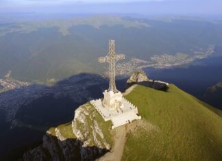 Turist din București, amendat pentru incendierea pajiștii de la Crucea Caraiman Crucea Caraiman