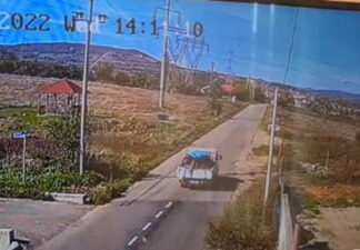 Mașina unui șofer a fost confiscată după ce acesta a aruncat deșeuri pe marginea drumului Deseuri