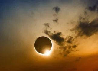 O zonă întunecată a apărut pe suprafața Soarelui eclipsa soare