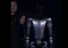 Elon Musk a prezentat robotul humanoid fabricat de Tesla Optimus