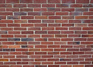 Ferestrele toaletei unei școli din județul Arad, zidite pentru obținerea avizului ISU la centrala termică Zid