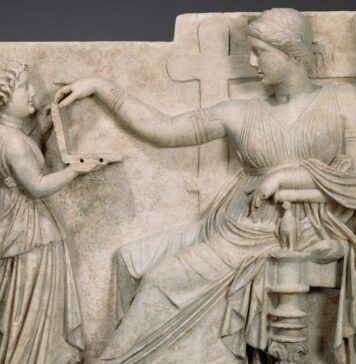 Teorie bizară: O statuie din Grecia Antică ar prezenta o femeie care ”folosește laptopul” Sursa foto: Muzeul J. Paul Getty