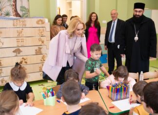 Ministrul Familiei, despre Grădinița ”Episcop Gurie Georgiu” din Deva: ”Copiii noștri vor avea un viitor mai bun” Sursă foto: Facebook/Gabriela Firea