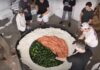 Video: Doi bucătari au intrat în Cartea Recordurilor după ce au gătit cel mai mare rulou de sushi din lume Captură video Youtube/Guinness World Records