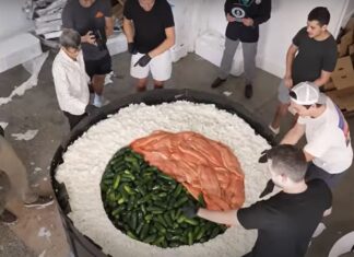 Video: Doi bucătari au intrat în Cartea Recordurilor după ce au gătit cel mai mare rulou de sushi din lume Captură video Youtube/Guinness World Records
