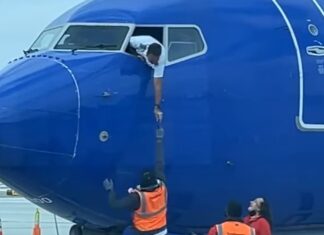 Un pilot a oprit decolarea pentru a înapoia telefonul unui pasager aflat la bordul aeronavei Captură video Facebook