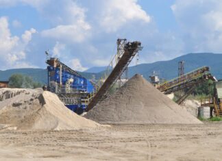 Descinderi la firme din județul Galați care executau activităţi miniere fără permis sau licenţă Balastiera