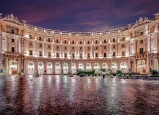 Român amendat pentru că s-a spălat pe picioare într-o fântână istorică din Roma Fintina Naiadi