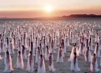 Mii de voluntari, căutați pentru realizarea unei fotografii nud Fotografie nuduri