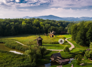 Angajații Muzeului Astra din Sibiu gătesc pentru vizitatori cu produse din recolta muzeului Muzeul Astra Sibiu