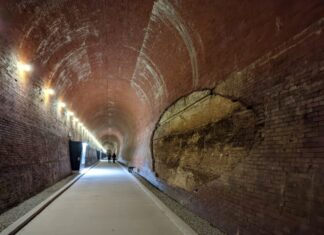 Tunel imens, construit sub cascada Niagara Tunel
