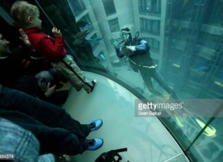 Străzi din Berlin inundate, după spargerea celui mai mare acvariu cilindric independent din lume AquaDom