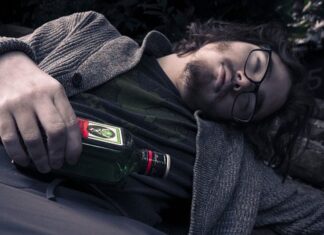 Un bărbat din Marea Britanie a apelat de 68 de ori serviciul de urgență, după ce s-a îmbătat Barbat baut