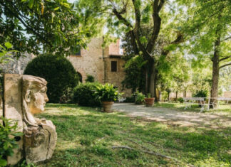 Un castel din Italia și un sat, vândute cu 2 milioane de dolari Castel Italia