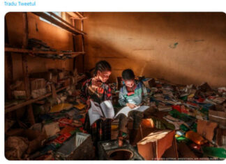 Imaginea a doi copii care citesc într-o bibliotecă devastată de război a unei şcoli din Etiopia, desemnată Fotografia Anului de UNICEF Fotografia Anului