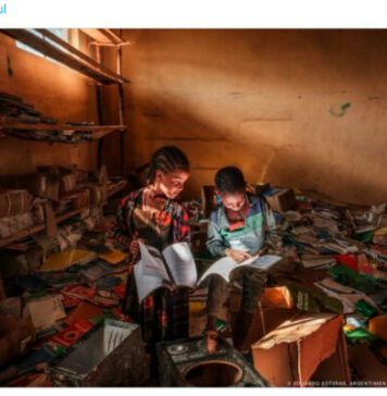 Imaginea a doi copii care citesc într-o bibliotecă devastată de război a unei şcoli din Etiopia, desemnată Fotografia Anului de UNICEF Fotografia Anului