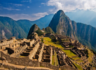Sute de turişti străini, blocaţi în regiunea templului incaş Machu Picchu Machu Picchu, Peru