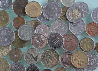 Zeci de monede din aur și argint, descoperite de un fost polițist monede