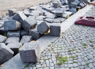 Un bărbat a fost reținut după ce a furat dalele unei străzi din Germania Pavaj