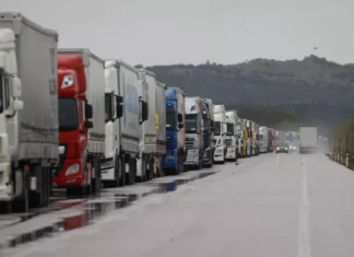 Micii transportatori din Bulgaria amenință că vor bloca vămile Tiruri