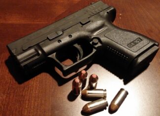 Patru tineri, acuzaţi de agresiune fizică şi ameninţare cu un pistol cu bile Arma