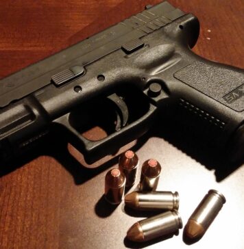 Aproximativ 71.000 de cetăţeni din România posedă arme letale de foc Arma