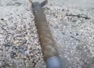 Componenta unei rachete, găsită pe plajă, în județul Constanța Racheta